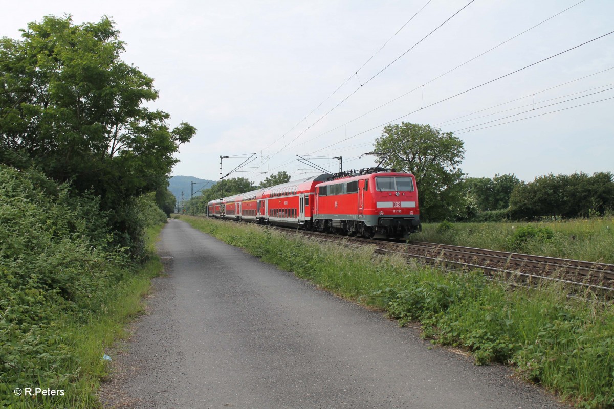 111 190-5 schiebt kurz vor Weinheim (Bergstrasse) den RE 4963 Frankfurt/Main - Bergstrasse). 28.05.15