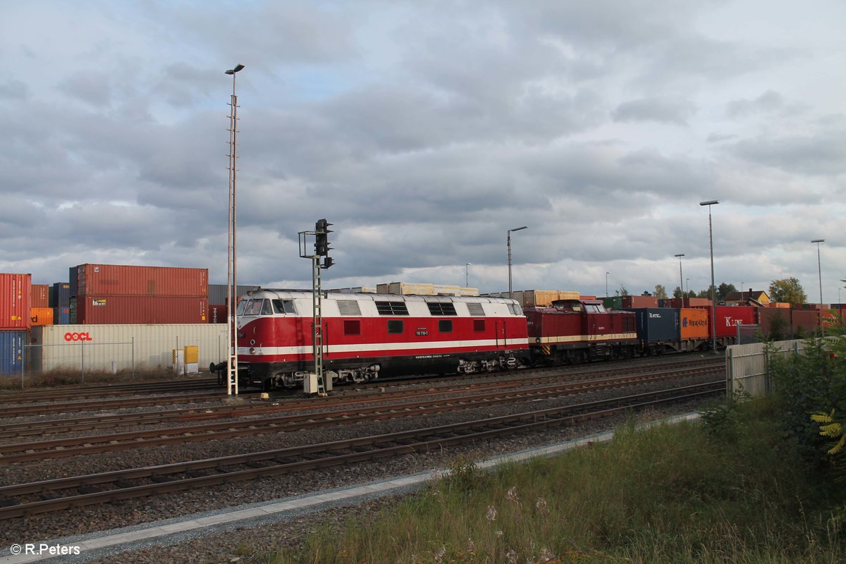 118 770 MTEG/ PRESS und 204 237-2 warten in Wiesau/Oberpfalz auf die Rückleistung des Wiesau Containerzugs nach Hamburg. 04.10.17