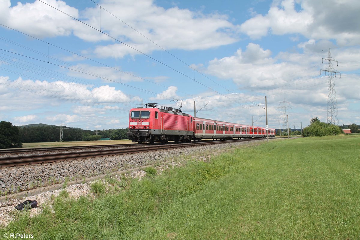 143 840-7 zieht zwischen Ludersheim und Winkelhaid die S2 39632 Altdorf - Roth. 03.07.20