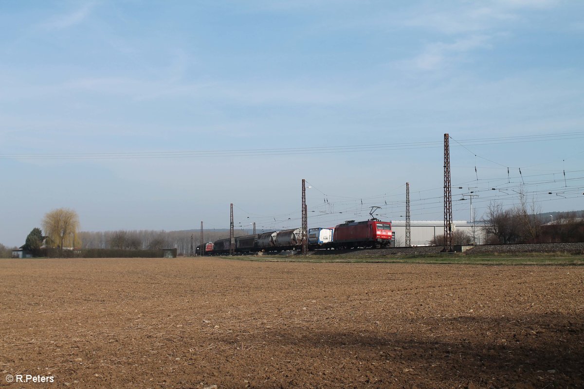145 021-2 zieht bei Retzbach-Zellingen ein gemischten Güterzug durchs Maintal. 16.03.17