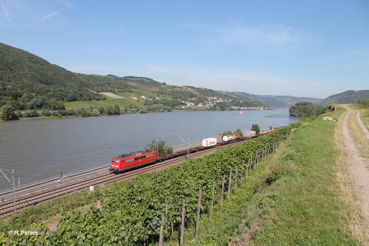 151 001-5 zieht kurz hinter Lorch am Rhein ein Wechselpritschenzug richtung Wiesbaden. 18.07.14