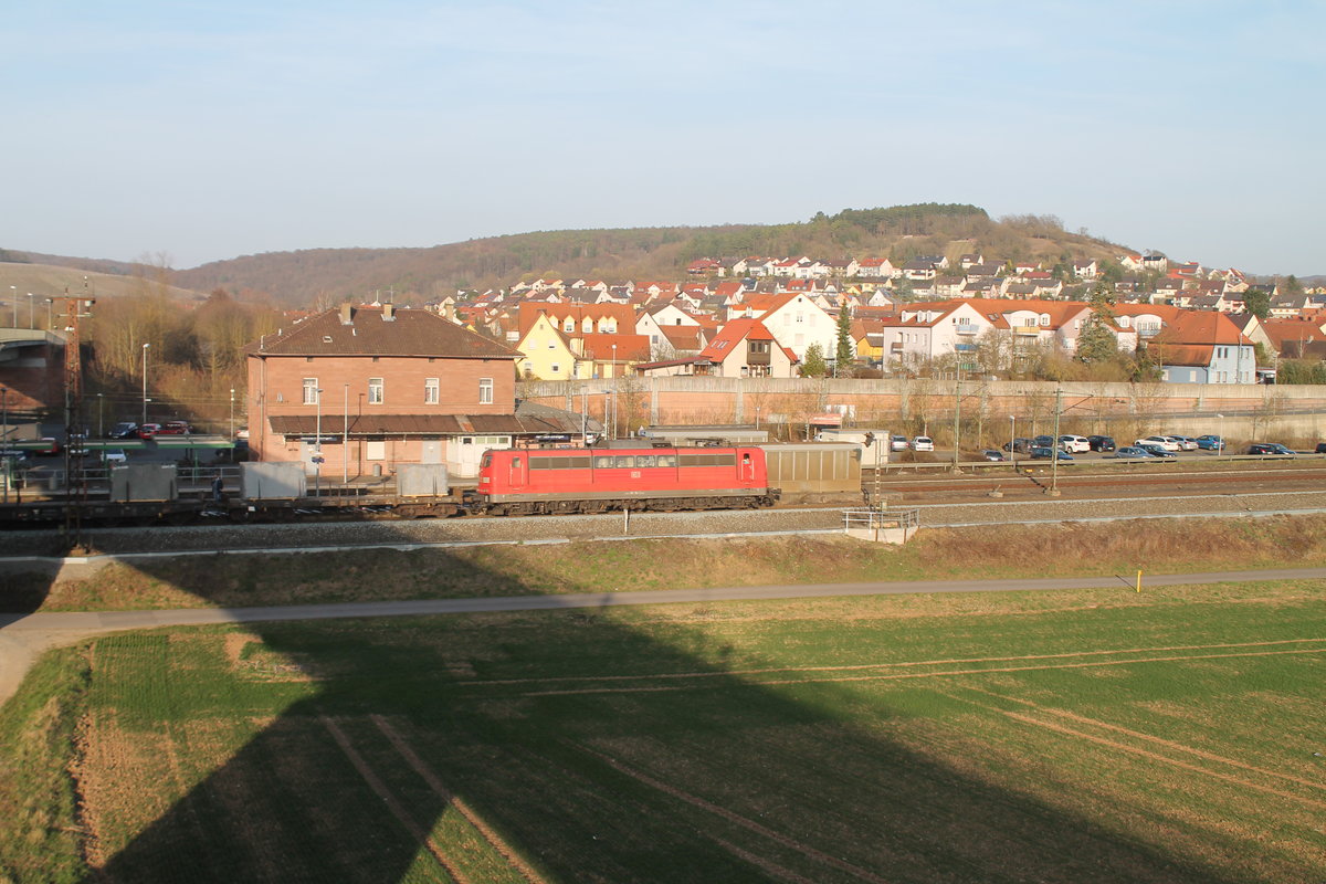 151 150-0 zieht ein Gemischten Gterzug mit Granitblcken und Stahlbansen durch Retzbach-Zellingen. 16.03.17