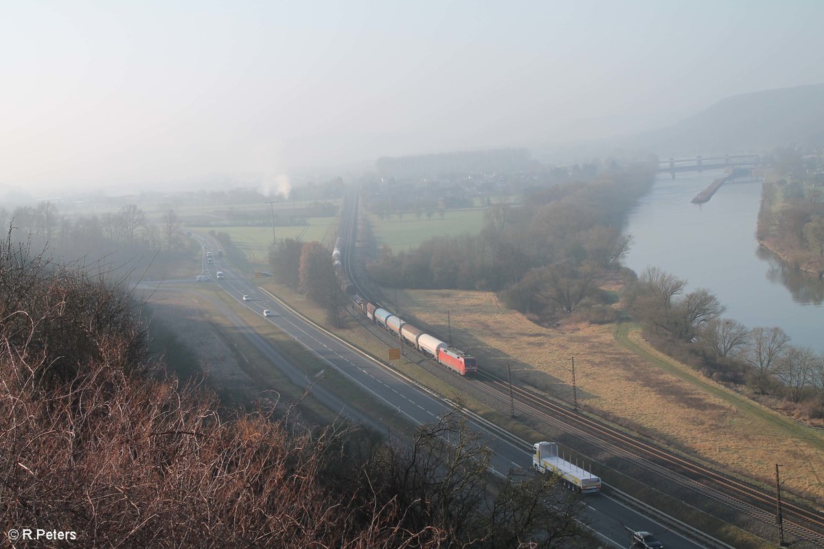 152 004-8 zieht einen gemischten Güterzug zwischen Himmelstadt und Gemünden. 16.03.17