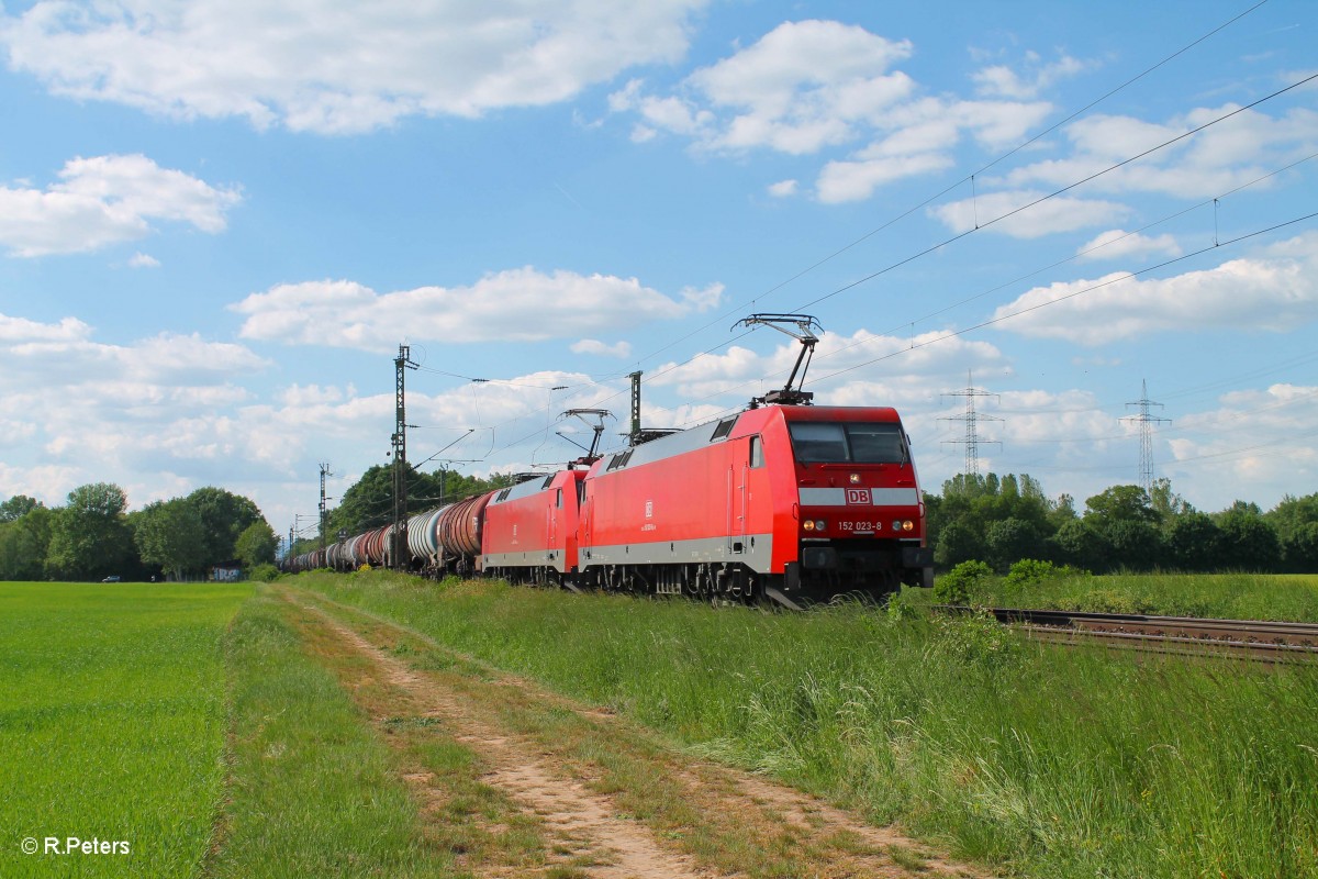 152 023-8 und 118-6 ziehen einen langen Kesselzug bei der Netztrennstelle bei Bischofsheim. 15.05.15