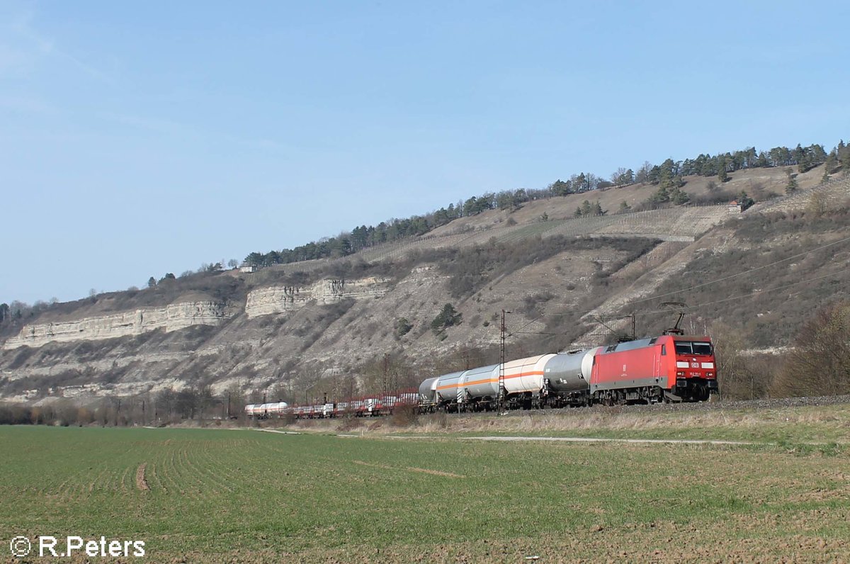 152 111-1 zieht ein gemischten Güterzug bei Thüngersheim. 16.03.17