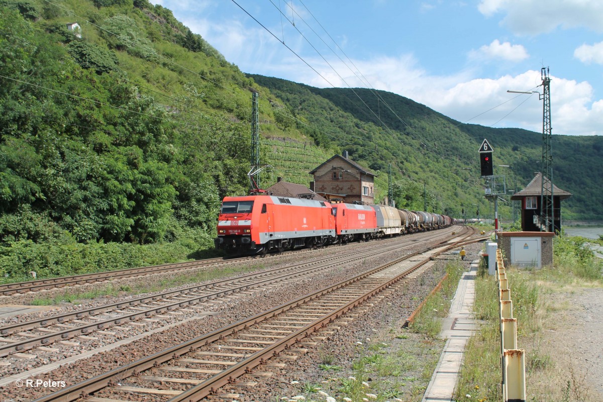 152 140-0 und 145 054-3 mit einem gemischten Güterzug in Kaub. 15.07.14