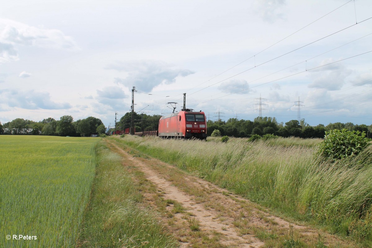 185 051-0 zieht einen gemischten Güterzug durch die Stromkreistrennstelle Bischofsheim. 30.05.15