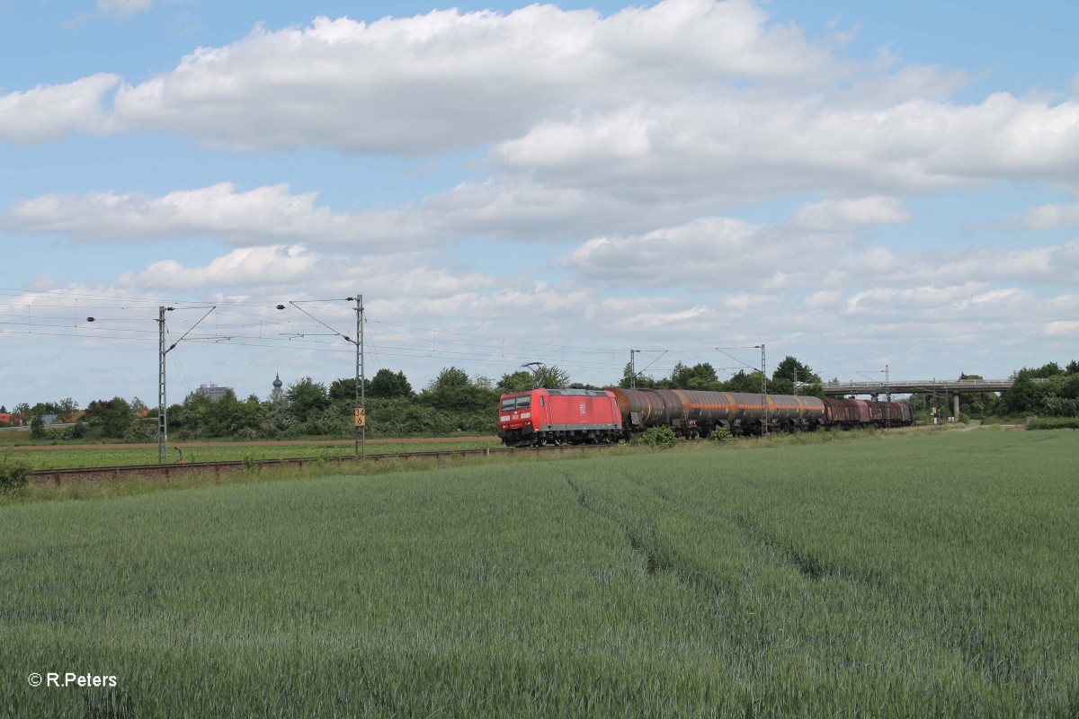 185 078-3 zieht bei Gernsheim einen gemischten Güterzug in Richtung Mannheim. 19.05.15