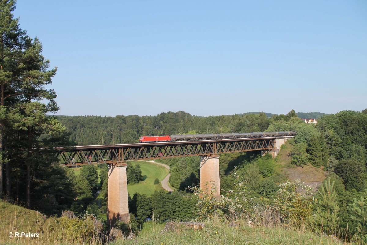 185 084 überquert bei Beratzhausen das Viadukt mit einem Kesselzug. 25.07.14