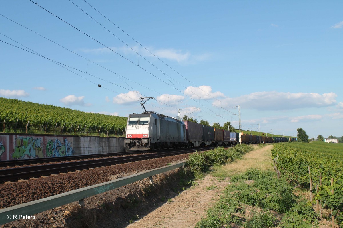 185 103 mit einem Containerzug zwischen Erbach(Rheingau) und Hattenheim. 15.07.14