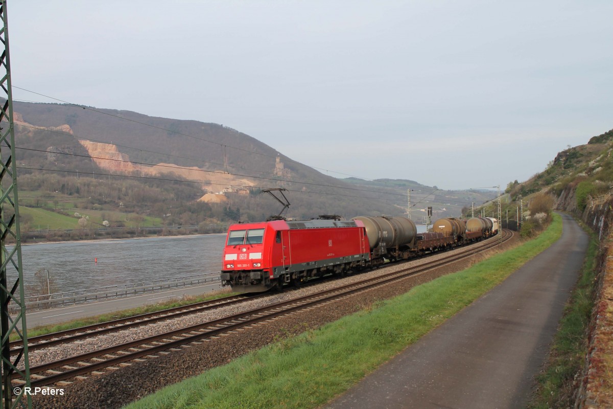 185 201-1 zieht mit einem gemischten Güterzug bei der Blockstelle Bodenthal südwärts vorbei. im Hintergrund sieht man die burg Sooneck. 21.03.14