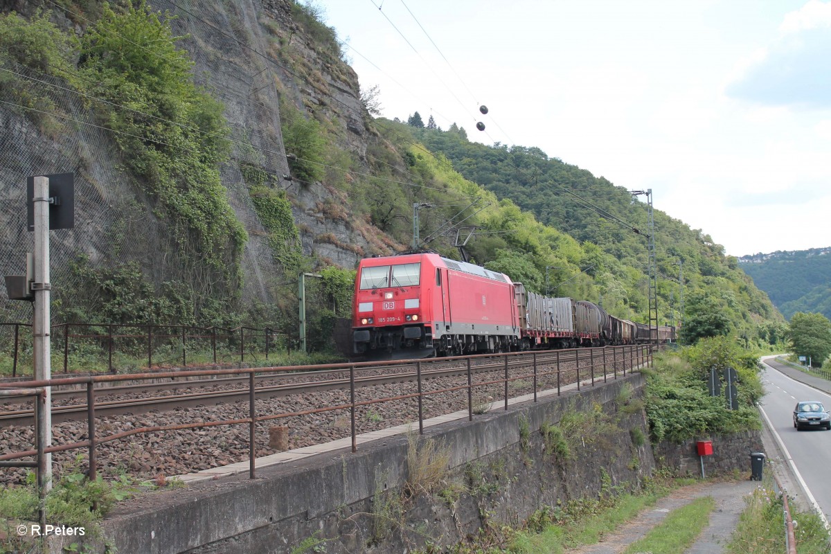 185 209-4 mit einem gemischten Güterzug beim Bahnübergang Niederthal. 15.07.14