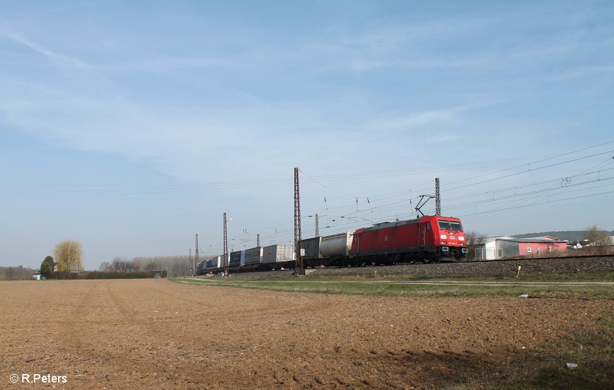 185 224-3 zieht ein Paneuropa/TerraTrans Wechselpritschenzug durch Retzbach-Zellingen. 16.03.17