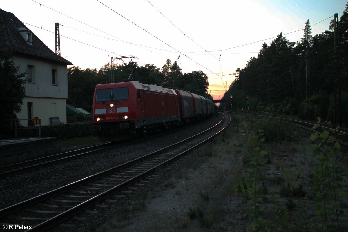 185 247-4 mit einem gemischten Güterzug in Ohenbruck. 15.09.23