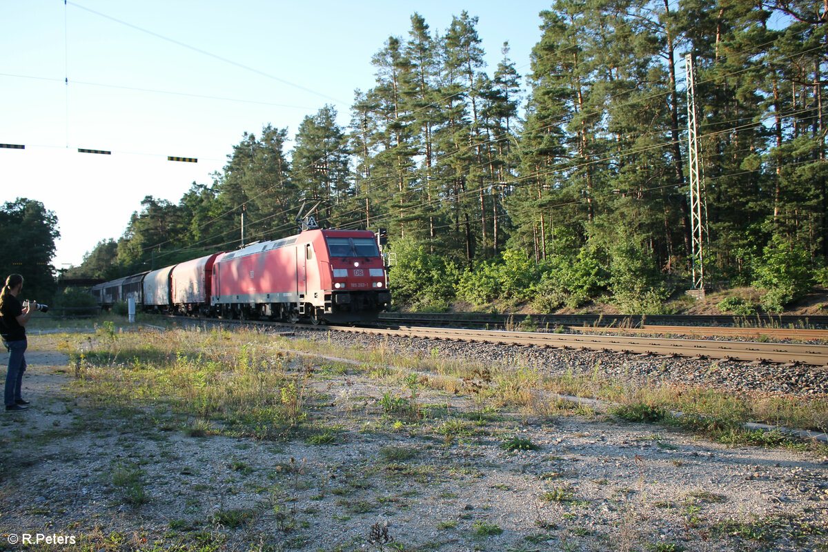 185 263-1 mit einem gemischten Güterzug in Ochenbruck in Richtung Regensburg. 15.09.23