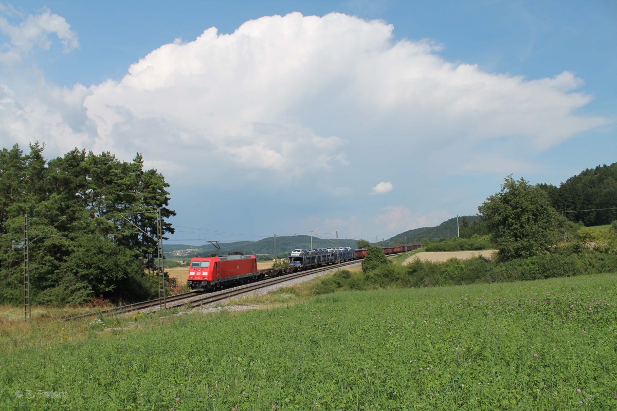 185 354-8 zieht bei Darshofen ein gemischten Güterzug. 23.07.14