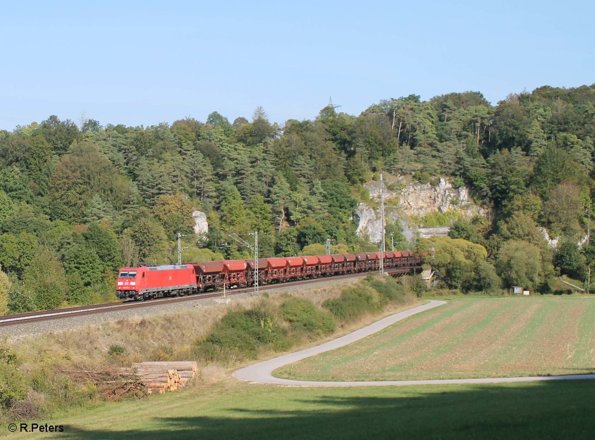 185 377-9 hat den Esslinger Tunnel im Altmühltal mit einem langen GC62446 aus München in Richtung Würzburg verlassen. 24.09.16