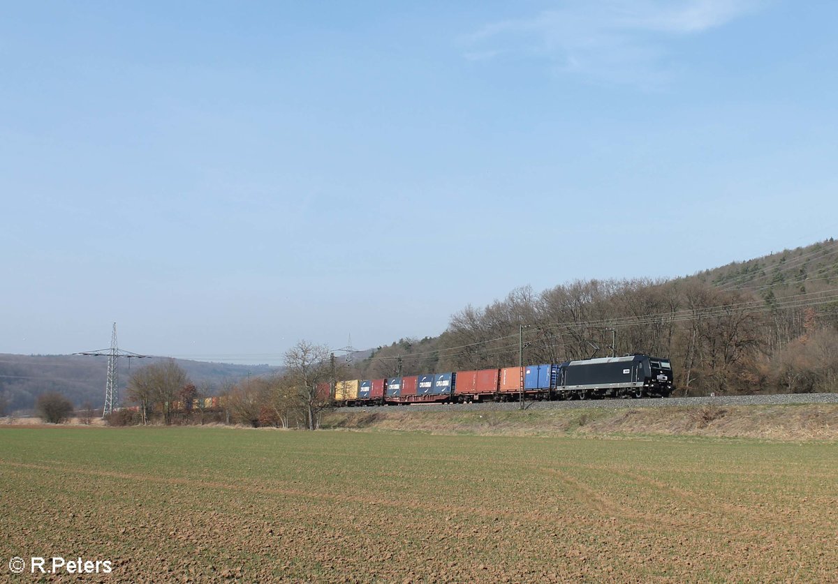 185 547-7 zieht bei Harbach ein Containerzug gen Süden. 16.03.17