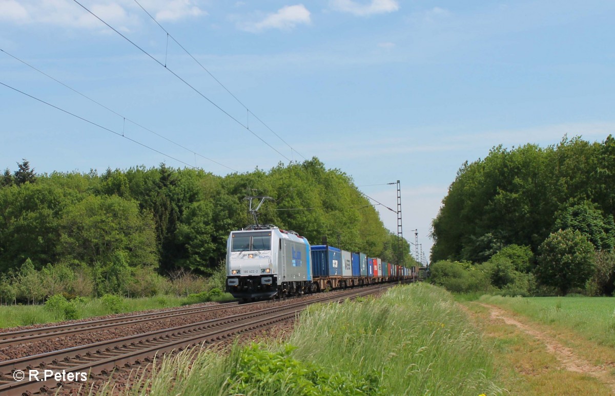 186 422-2 mit einem Containerzug bei der Netztrennstelle bei Bischofsheim. 15.05.15