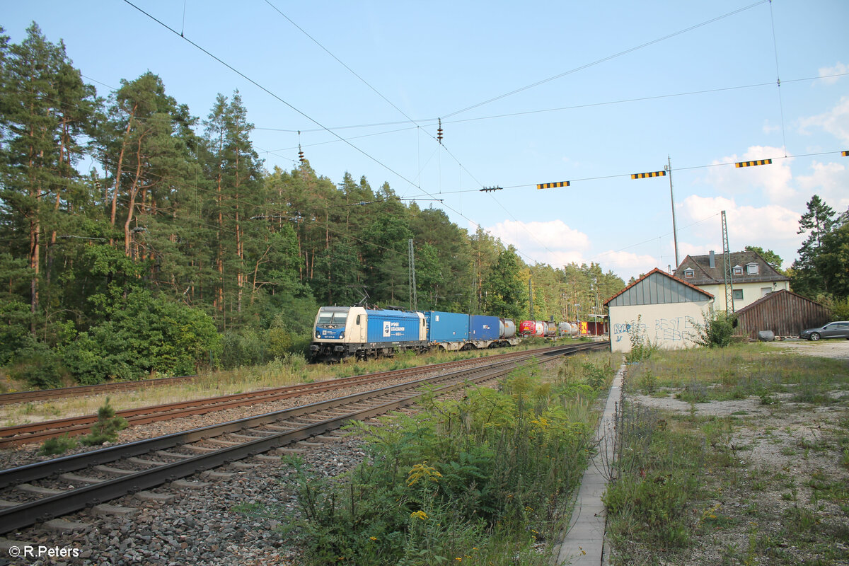 187 325-6 durchfährt Ochenbruck mit einem Containerzug in Richtung Nürnberg. 10.09.23