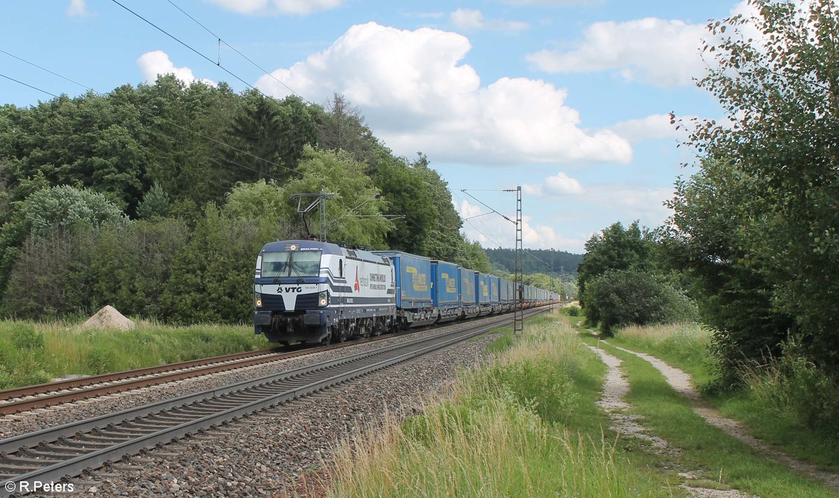 193 828-1 der Retrack/VTG mit einem Wechselpritschenzug LKW-Walter bei Postbauer-Heng in Richtung Nürnberg. 03.07.20