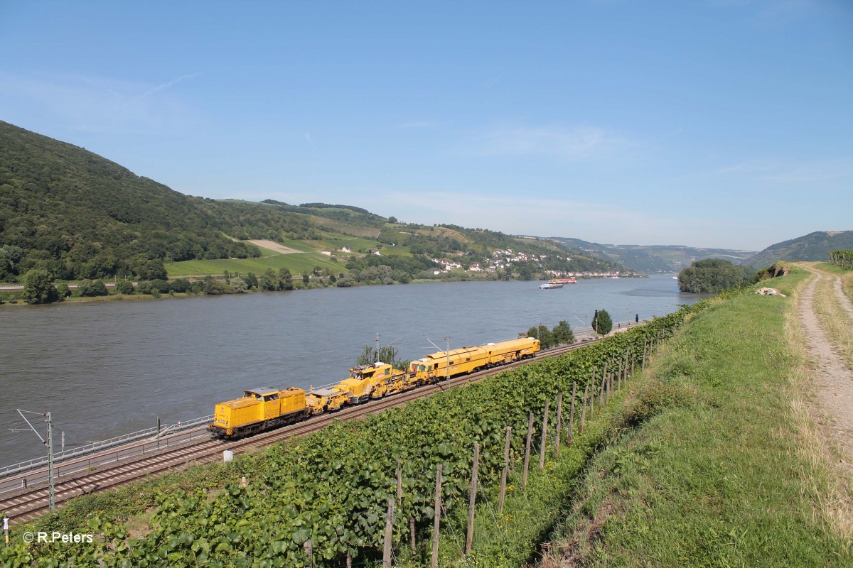 203 301-7 überführt kurz hinter Lorch am  Rhein ein Bauzug in Richtung Wiesbaden. 18.07.14
