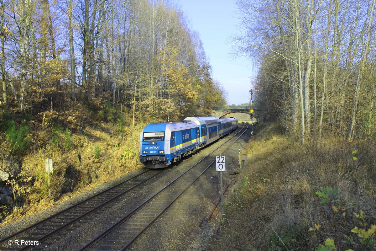 223 067 verlässt Reuth bei Erbendorf mit dem ALX84115 Hof - München. 13.11.16