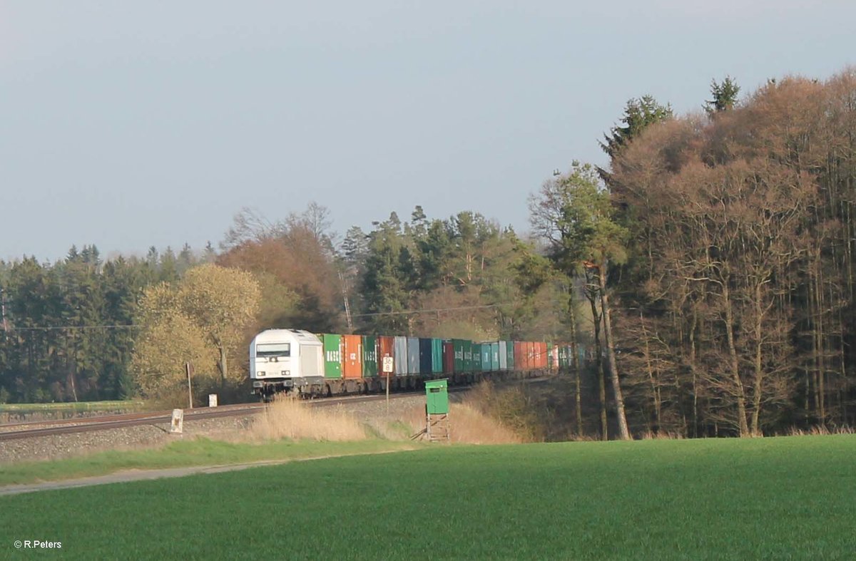 223 143 rollt langsam bei Oberteich mit dem Wiesau - Hamburg nordwärts. 12.04.16