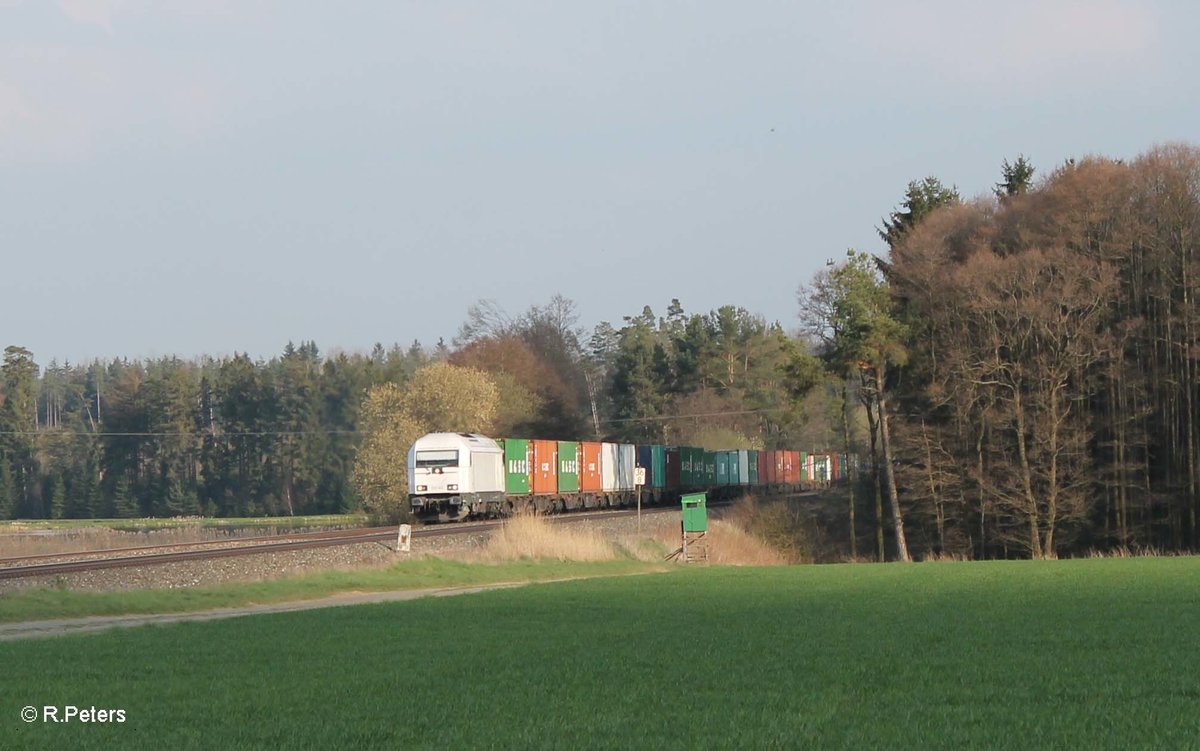 223 143 rollt langsam bei Oberteich mit dem Wiesau - Hamburg nordwärts. 12.04.16