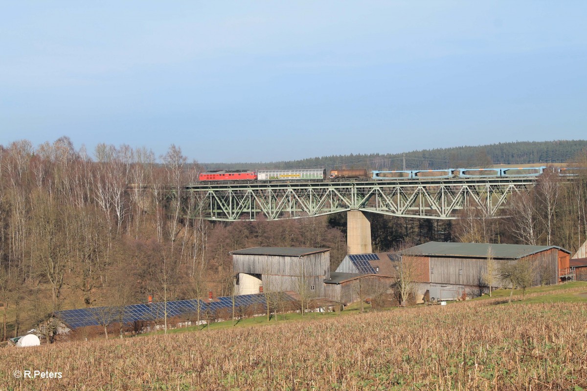 232 209-7 überquert mit dem Frankenwald-Umleiter 51723 NNR - LLE das Viadukt bei Unterthölau. 07.02.16