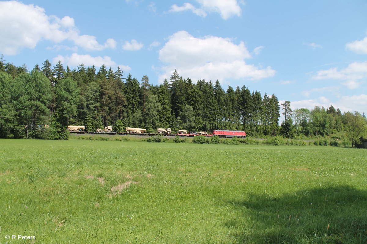 232 262-6 zieht mit dem M 62582 nach Grafenwöhr Lager an der Schnepfenmühle vorbei. 01.06.17