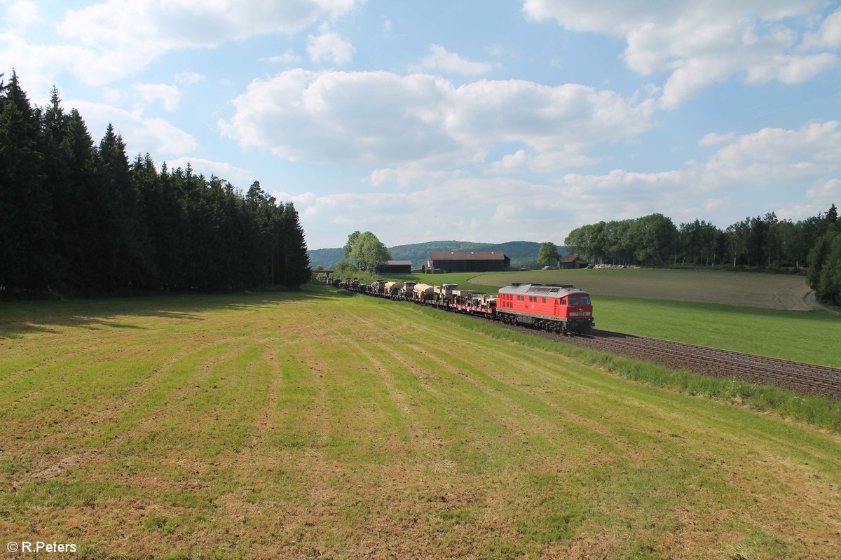 232 262-6 zieht mit dem M 62582 nach Grafenwöhr Lager bei der Ausfahrt von Pechbrunn. 01.06.17