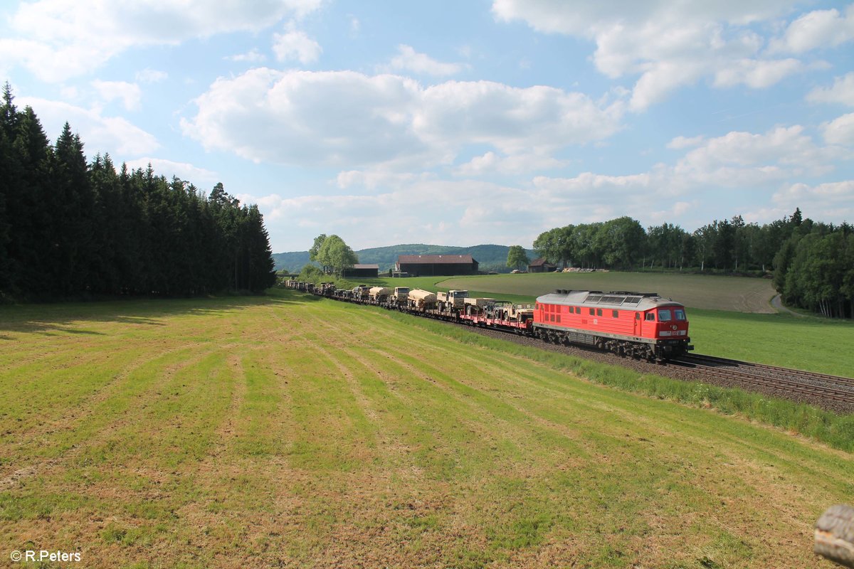 232 262-6 zieht mit dem M 62582 nach Grafenwöhr Lager bei der Ausfahrt von Pechbrunn. 01.06.17