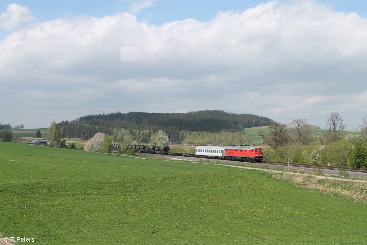 232 569 zieht den Militärzug 47787 nach Vilseck,den sie ab Zwickau übernommen hat,bei Lengenfeld in Richtung Weiden/Oberpfalz. 25.04.18