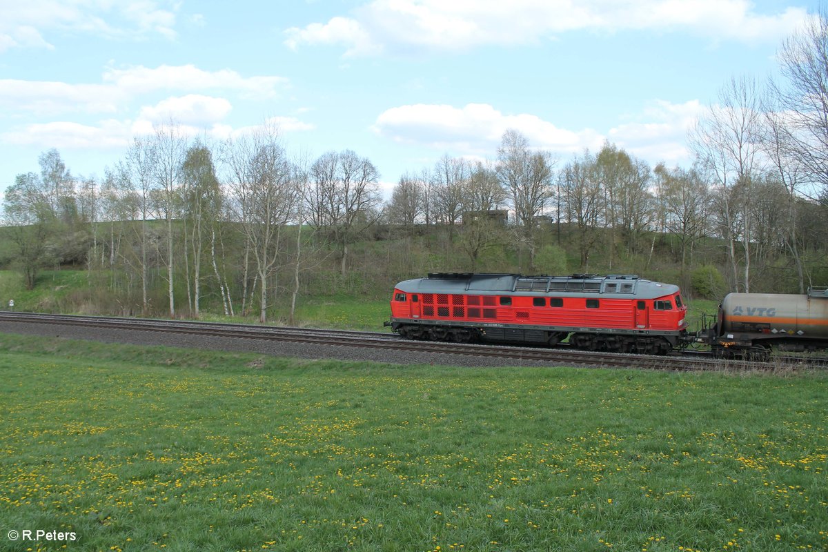 233 698-0 lässt Reuth bei Erbendorf hinter sich und zieht gerade mit dem 51724 NNR - LE bei Röthenbach am Steinwald/Letten vorbei. 29.04.16