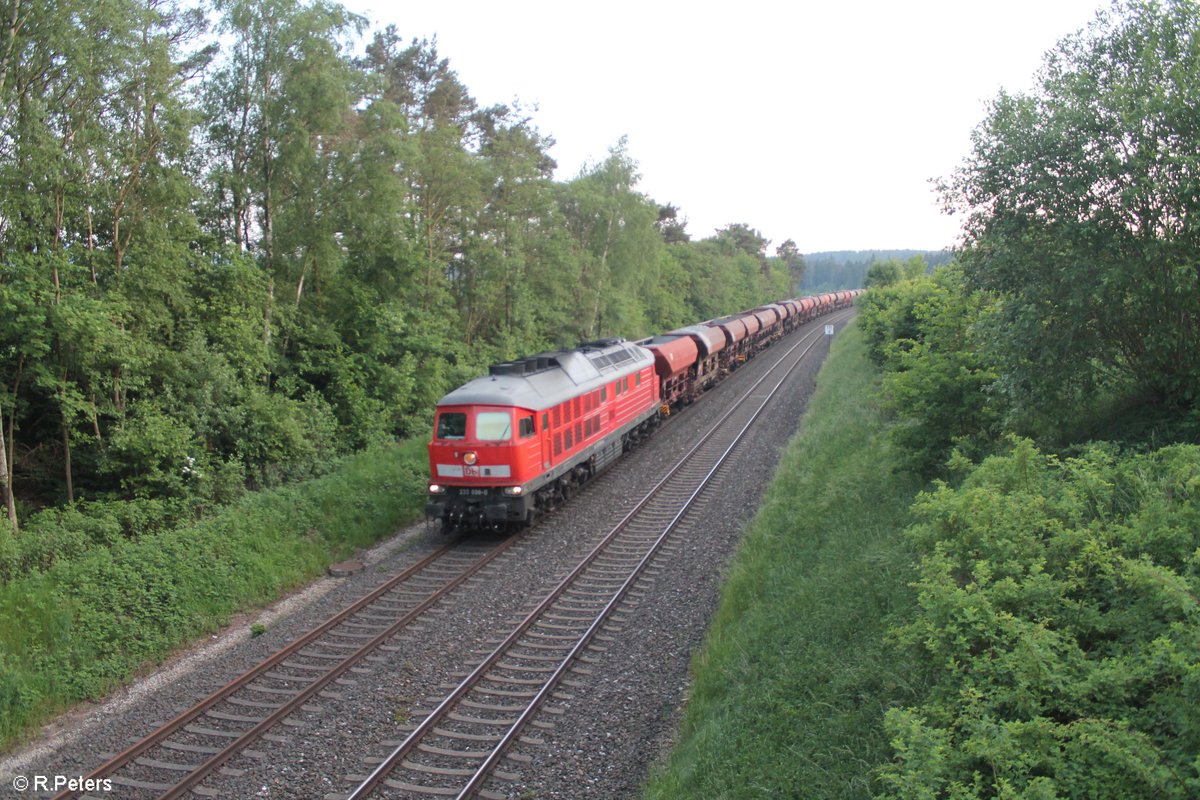 233 698-0 zieht ein Schotterzug aus Nürnberg nach Marktredwitz kurz vor Waldershof. 28.05.18