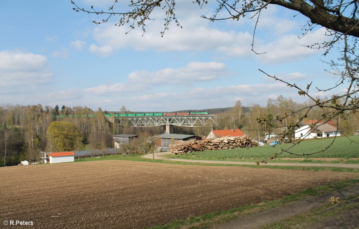 241 008 zieht den Sandzug Schmirschau - Heilbronn ber das Thlau Viadukt kurz vor Marktredwitz. 20.04.17