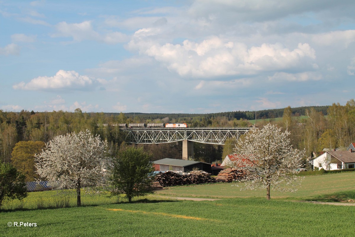 246 010 mit dem Kesselzug nach Straubing auf dem Viadukt Unterthölau. 22.04.14