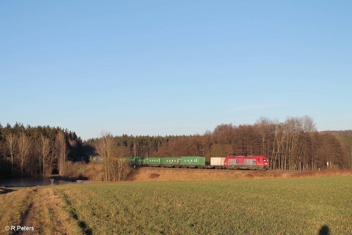 270080 zieht bei Oberteich den Wiesau Containerzug und hat sein Ziel auch in wenigen Minuten erreicht. 30.12.16