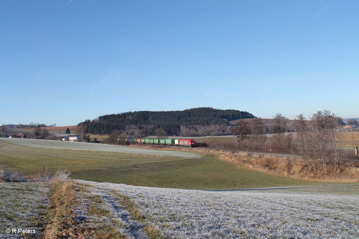 270080 zieht den Wiesau Containerzug bei Lengenfeld und am Zugschluss hngt V1700.03 mit dran. 30.12.16