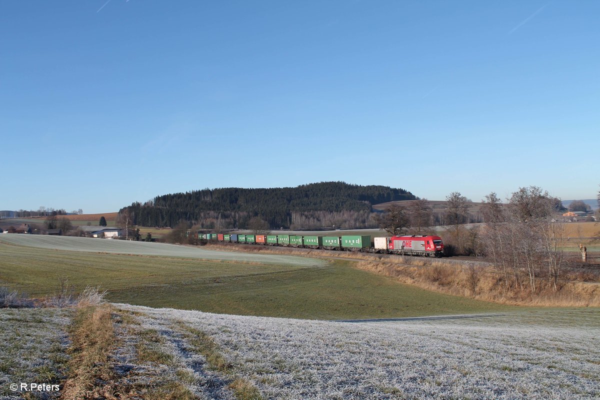 270080 zieht den Wiesau Containerzug bei Lengenfeld und am Zugschluss hngt V1700.03 mit dran. 30.12.16