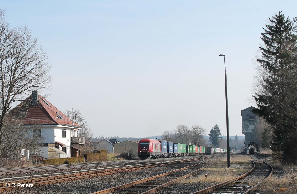 270082 mit dem Containerzug Wiesau - Hamburg in Pechbrunn. 27.02.16