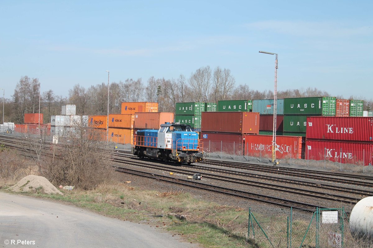 277 011-3 beim Umsetzten in Wiesau/Oberpfalz nach dam sie den Hamburg - Wiesau Containerzug gebracht hat. 31.03.17