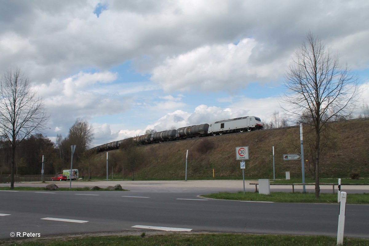 285 104-6 verläasst Marktredwitz mit einem Kesselzug von Zeitz nach Ingolstadt. 13.04.16
