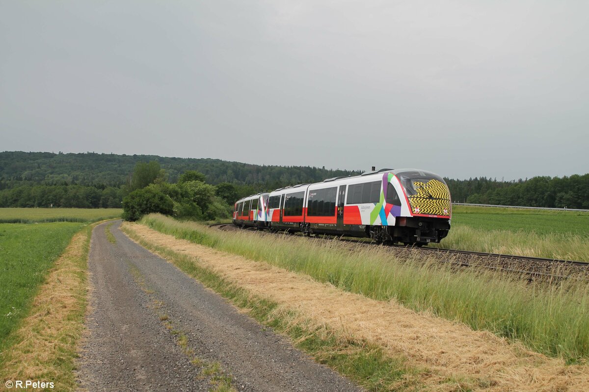 642 228 überführt die beiden Cityjets der ÖBB 642 083 und 642 084 nach Chemnitz, hier bei Oberteich. 20.06.21