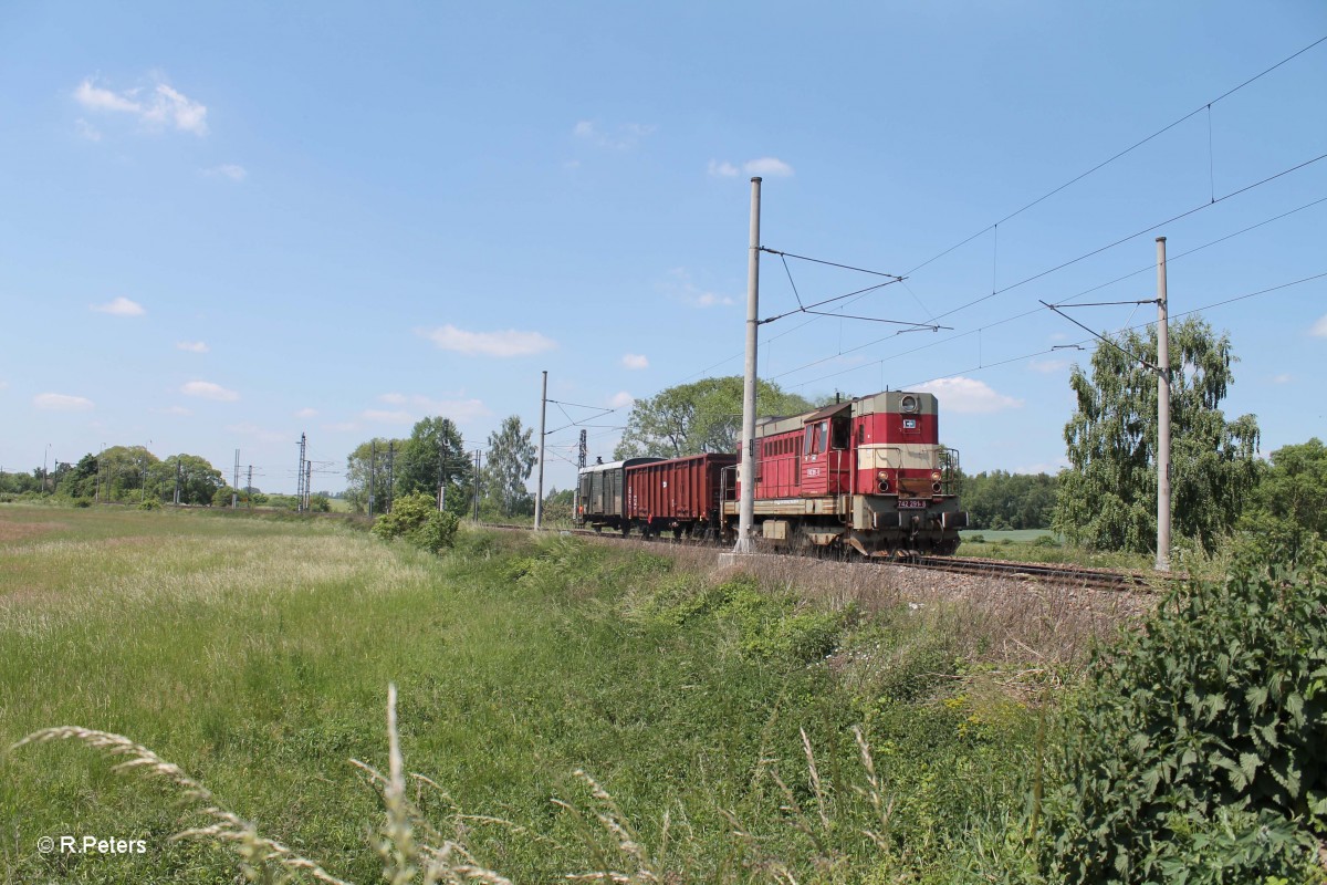 742 291-8 mit Bahndienstwagen kurz hinter Tršnice in Richtung Sokolov . 04.06.15 