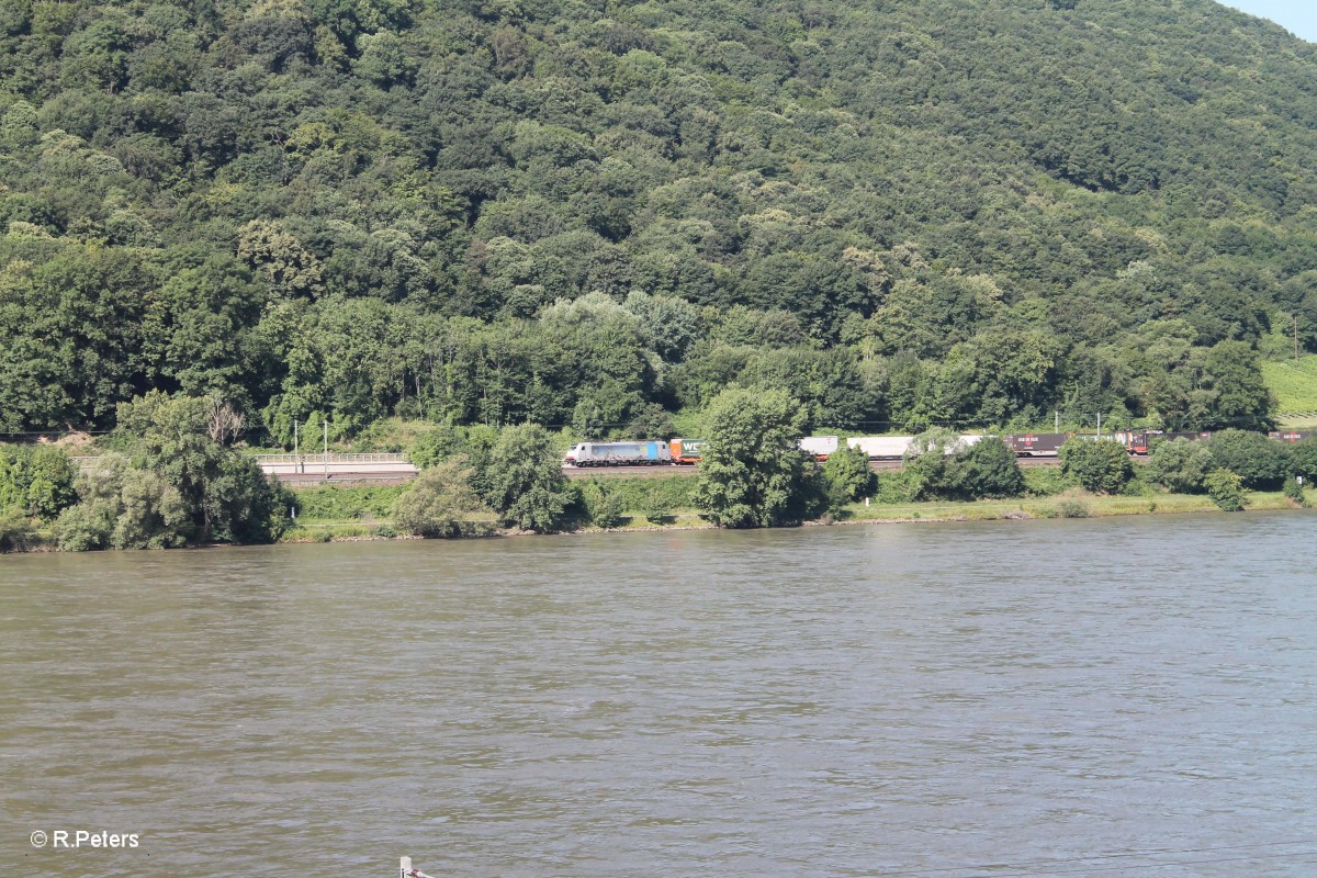 E 186 102 mit einem KLV auf der linken Rheinstrecke 