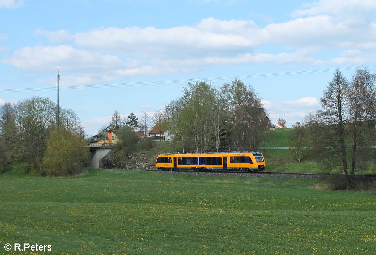 Ein 1648iger der  Oberpfalzbahn als OPB 79741 Marktredwitz - Regensburg bei Röthenbach am Steinwald kurz vor Reuth bei Erbendorf. 29.04.15