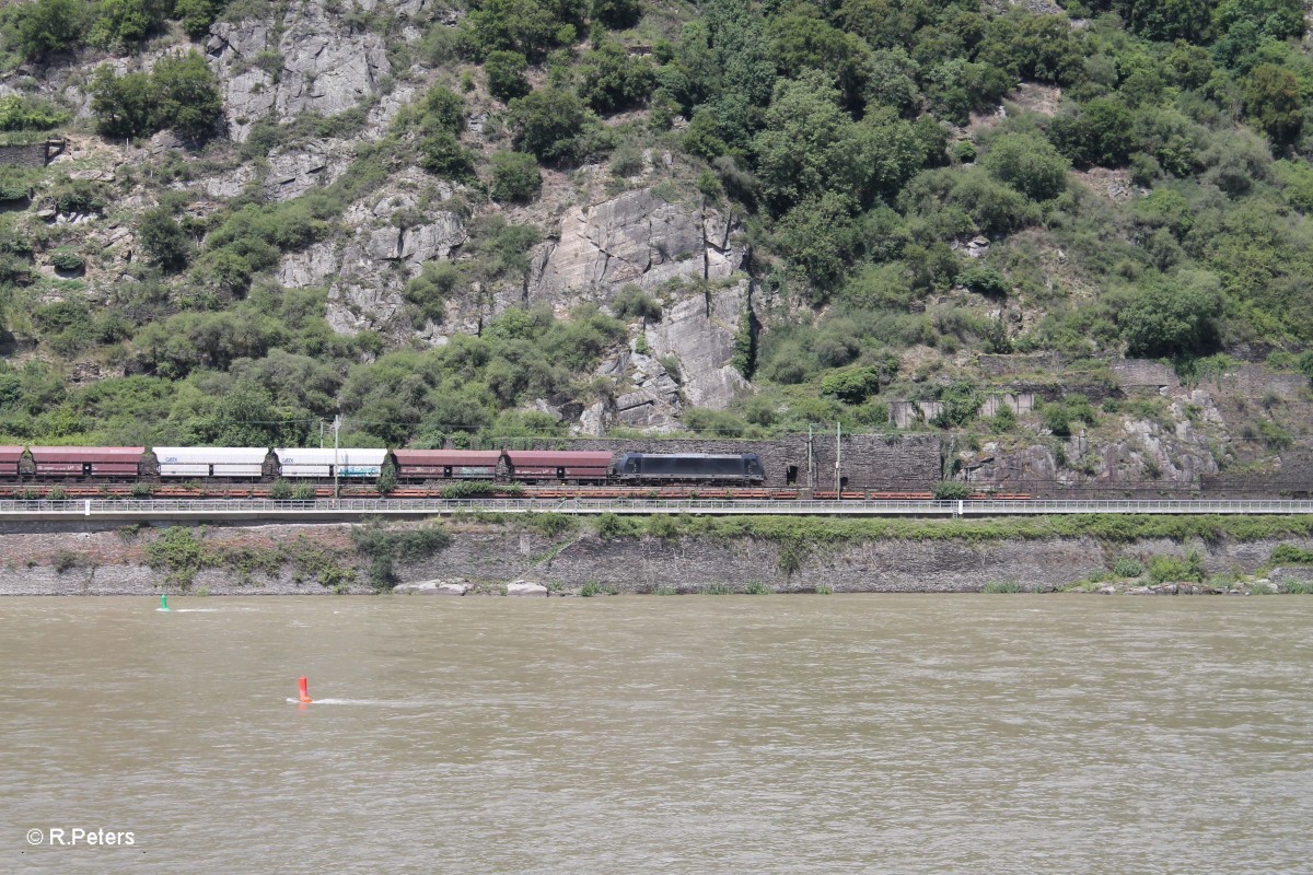 Eine schwarze 185 mit einem Kohlezug für die NIAG auf der linken Rheinstrecke kurz hinter Oberwesel in Richtung Koblenz. 16.07.14
