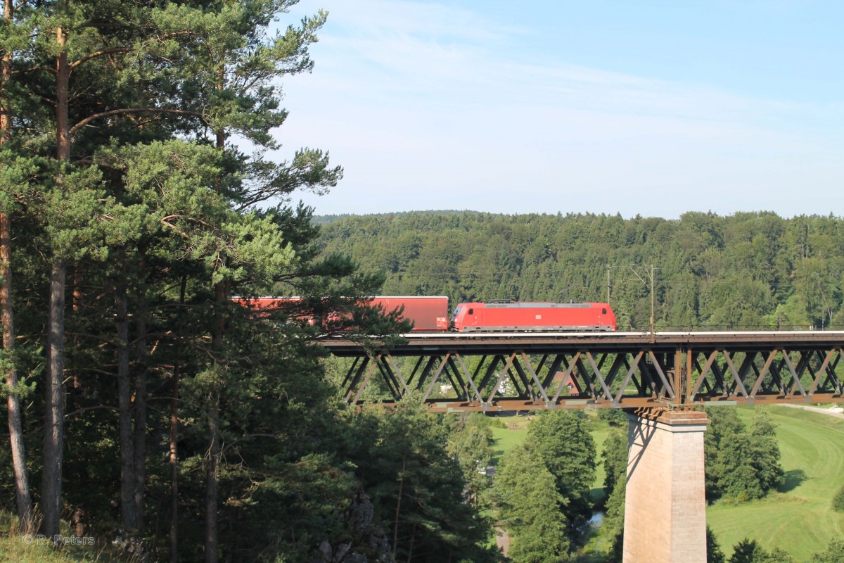 Eine unbekannte 185iger erreicht das Viadukt von Beratzhausen mit einem gedeckten Güterzug. 23.07.14